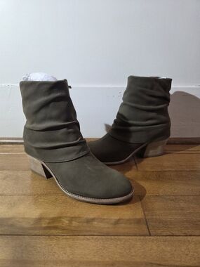 🆕️ Earth Savvy Casual Dark Green Faux Suede heel Ruched  Ankle Bootie Size 10